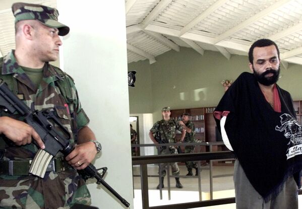 Um dos líderes da facção Comando Vermelho, Fernandinho Beira Mar atuava com o tráfico de armas e drogas antes de ser preso na Colômbia, em 2001. Está detido deste então. - Sputnik Brasil