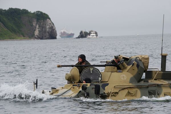 Treinamento de fuzileiros navais russos com veículos blindados BTR-82A na cidade russa de Vladivostok - Sputnik Brasil