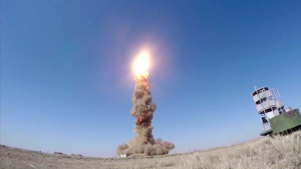 Lançamento do novíssimo míssil de intercepção do sistema russo de defesa antiaérea no polígono de Sary Shagan, no Cazaquistão - Sputnik Brasil