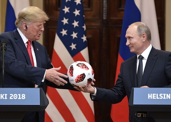 Presidente da Rússia, Vladimir Putin, e o presidente dos EUA, Donald Trump, durante a coletiva de imprensa conjunta após a cúpula em Helsinque. - Sputnik Brasil