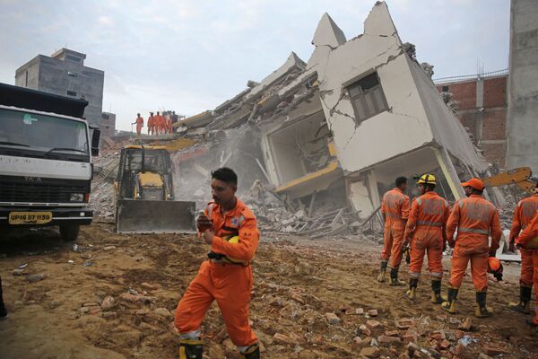 Equipe de resgate trabalhando no lugar onde colapsou um prédio, Índia. - Sputnik Brasil