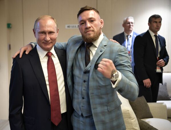 Presidente russo, Vladimir Putin, e o lutador irlandês, Conor McGregor, durante o intervalo da final da Copa do Mundo entre a França e a Croácia. - Sputnik Brasil
