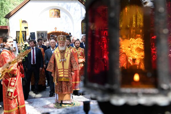 O patriarca de Moscou e de toda a Rússia Kirill realizando uma missa por ocasião do 100º aniversário da execução da família real russa dos Romanov. - Sputnik Brasil