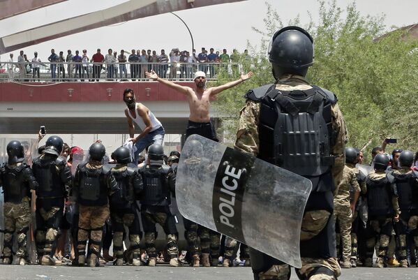 Protestos contra o desemprego e más condições de vida na cidade iraquiana de Basra. - Sputnik Brasil