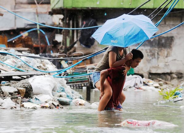 Ruas da cidade filipina de Quezon, inundada pelas chuvas de monção e pela tempestade tropical Son-Tinh, Filipinas. - Sputnik Brasil