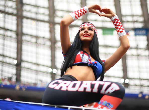 Torcedora croata assistindo ao jogo final da Copa 2018 entre a França e Croácia. - Sputnik Brasil