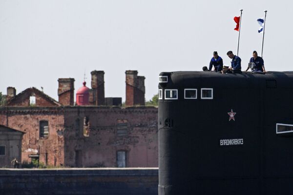 Marinheiros na ponte do submarino Vladikavkaz ensaiando para a parada por ocasião do Dia da Marinha da Rússia. - Sputnik Brasil
