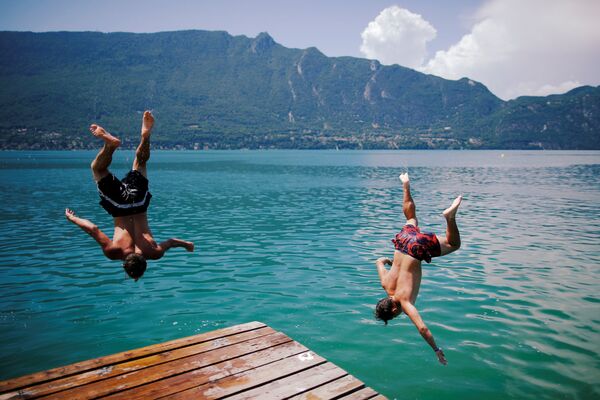 Rapazes saltando para o lago Bourget, França. - Sputnik Brasil