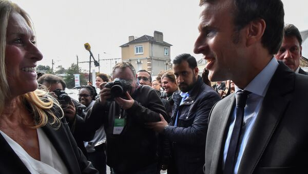 Uma foto tirada em 11 de outubro de 2016 mostra então o candidato à eleição presidencial francesa para o En Marche! Emmanuel Macron e chefe de segurança Alexandre Benalla em reunião de campanha em Le Mans, oeste da França. - Sputnik Brasil