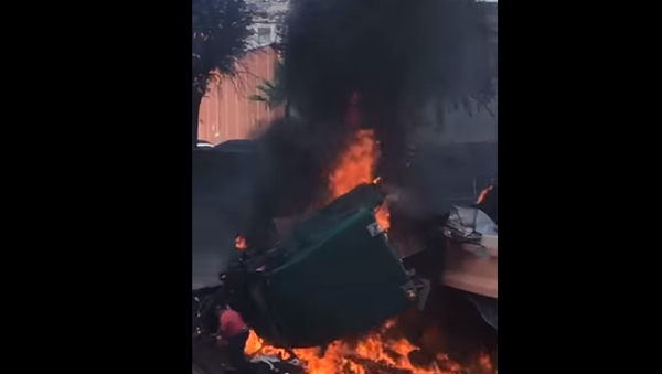 Homem escapa milagrosamente de caminhão devorado pelo fogo - Sputnik Brasil
