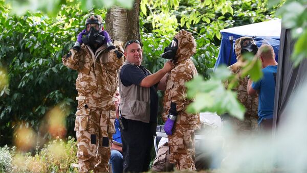 Investigadores vestem trajes militares de proteção contra materiais perigosos durante uma busca policial em Salisbury, Inglaterra. - Sputnik Brasil