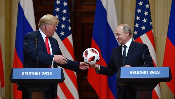 Putin oferece uma bola da Copa para Trump. - Sputnik Brasil
