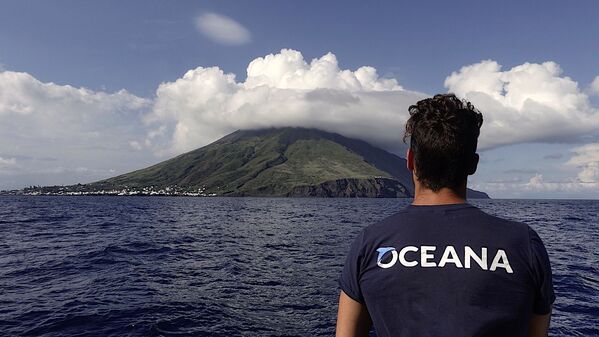 Um marinheiro observa o vulcão da ilha de Stromboli, que faz parte do inesquecível arquipélago italiano - Sputnik Brasil