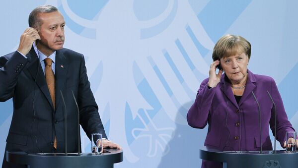 A chanceler alemã, Angela Merkel, à direita, e o primeiro-ministro da Turquia, Recep Tayyip Erdogan, à esquerda, durante uma entrevista coletiva após uma reunião na Chancelaria em Berlim. - Sputnik Brasil
