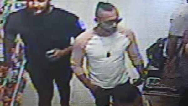 A polícia divulgou essa imagem de três homens supostamente envolvidos no ataque com ácido. - Sputnik Brasil