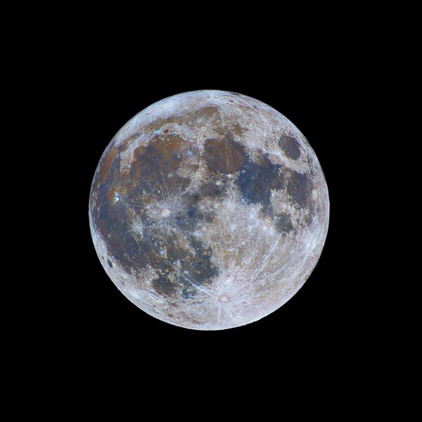 A Lua Colorida por Nicolas Lefaudeux. Uma imagem fenomenal que retrata as cores inéditas da superfície do satélite terrestre. A imagem assemelha-se a com um ornamento de árvore de Natal com extensa gama de cores e tonalidades - Sputnik Brasil