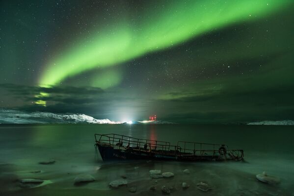 Aurora Boreal na costa do mar de Barents por Michael Zaviyalov. Após quatro dias de mau tempo e forte nevada, o céu finalmente se clareou e a aurora polar apareceu em toda a sua glória - Sputnik Brasil
