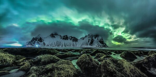 Mágica por Jingyi Zhang. Magnífica aurora boreal rompe nuvens iluminando os montes na península de Stokksnes, Islândia - Sputnik Brasil