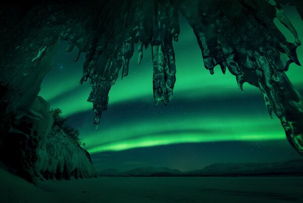 Castelo de gelo por Arild Heitmann. A imagem marcante em que a aurora polar lança luzes verdes sobre enormes estruturas de gelo, com temperaturas de 26 °C negativos, em Lapônia, Suécia - Sputnik Brasil