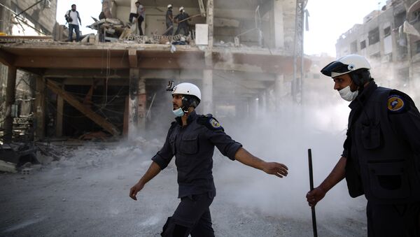 Ativistas da organização Capacetes Brancos trabalhando em Douma, Síria (foto de arquivo) - Sputnik Brasil