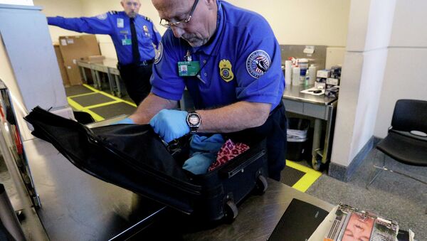 Agente da TSA confere bagagem no aeroporto de Midway, Chicago - Sputnik Brasil