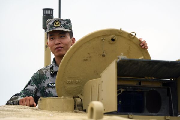 Um tripulante chinês de tanque Type 96 durante os preparativos para o Biatlo de Tanques 2018 na cidade de Kubinka - Sputnik Brasil