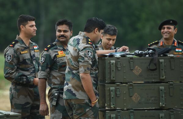 Militares do exército da Índia participam dos treinamentos para o concurso Biatlo de Tanques 2018 - Sputnik Brasil