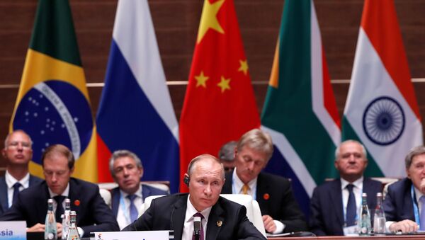 Presidente russo, Vladimir Putin, atende à plenária dos BRICS em Xiamen, na China, em 2017. - Sputnik Brasil