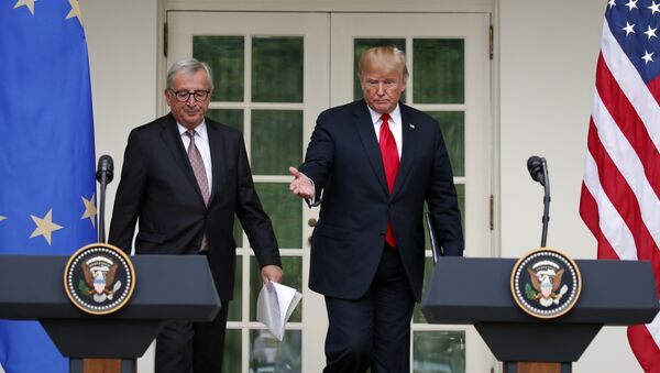 O presidente Donald Trump e o presidente da Comissão Europeia, Jean-Claude Juncker, chegam para discurso conjunto no Jardim das Rosas da Casa Branca. - Sputnik Brasil