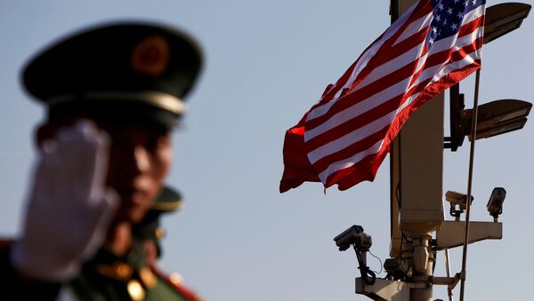 Policial chinês em Pequim com bandeira dos EUA no plano de fundo - Sputnik Brasil