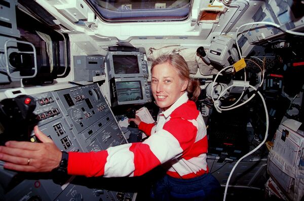 Astronauta norte-americana e veterana de três missões espaciais, Jan Davis, durante missão STS-85 realizada pelo ônibus espacial Discovery - Sputnik Brasil