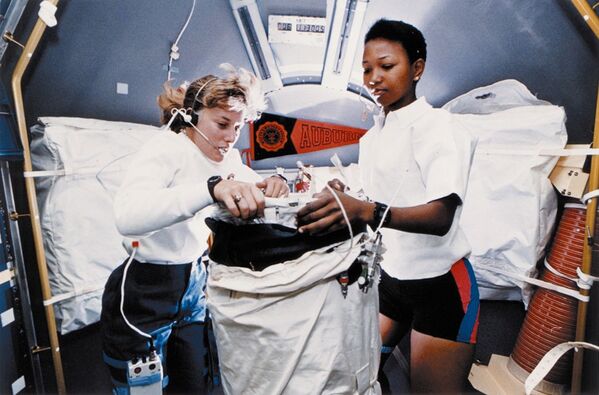 Astronautas norte-americanas Jan Davis (esquerda) e Dr. Mae C. Jemison (direita) a bordo da missão STS-47 da NASA - Sputnik Brasil