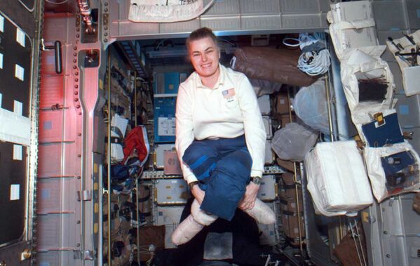Registrando 186 dias contínuos no espaço, a astronauta norte-americana Shannon Lucid faz uma pausa flutuante em um dos módulos do ônibus espacial Atlantis - Sputnik Brasil