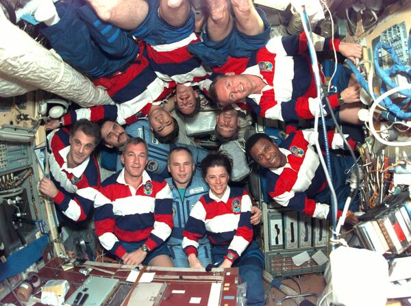 Membros da tripulação da estação espacial russa Mir e do ônibus espacial norte-americano Endeavour posam para foto, entre eles se encontra a astronauta norte-americana veterana de cinco missões, Bonnie J. Dunbar - Sputnik Brasil