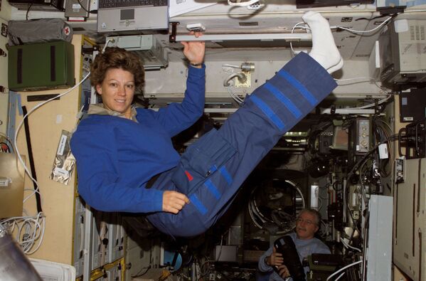 Astronauta Eileen M. Collins, veterana de quatro missões espaciais e a primeira mulher a ser piloto e depois comandante de um ônibus espacial, flutua no módulo Zvezda da Estação Espacial Internacional (ISS) - Sputnik Brasil