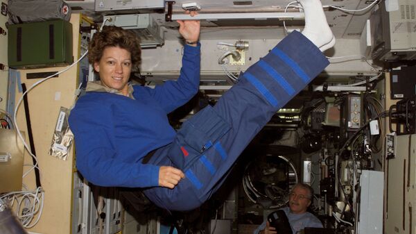 Astronauta Eileen M. Collins, veterana de quatro missões espaciais e a primeira mulher a ser piloto e depois comandante de um ônibus espacial, flutua no módulo Zvezda da Estação Espacial Internacional (ISS) - Sputnik Brasil