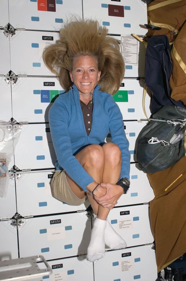 Astronauta Karen Nyberg, especialista em missões da STS-124, sorri para uma foto enquanto flutua no compartimento da Space Shuttle Discovery, em 7 de junho de 2018 - Sputnik Brasil