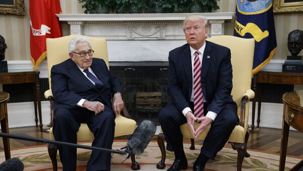 Donald Trump se encontra com o Henry Kissinger, ex-Secretário de Estado e Conselheiro de Segurança Nacional do Presidente Richard Nixon, no Salão Oval da Casa Branca. - Sputnik Brasil