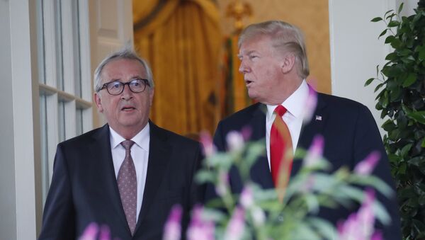 O presidente Donald Trump e o presidente da Comissão Europeia, Jean-Claude Juncker, chegam ao Jardim das Rosas da Casa Branca para anúncio sobre o acordo entre EUA e a UE. - Sputnik Brasil