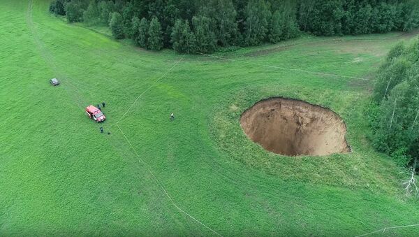 Cratera na aldeia de Neledino, Shatkovsky, região russa de Nizhny Novgorod - Sputnik Brasil