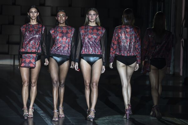 Modelos apresentando criações da marca Custo Barcelona durante a semana da moda da Colômbia, Medellin - Sputnik Brasil