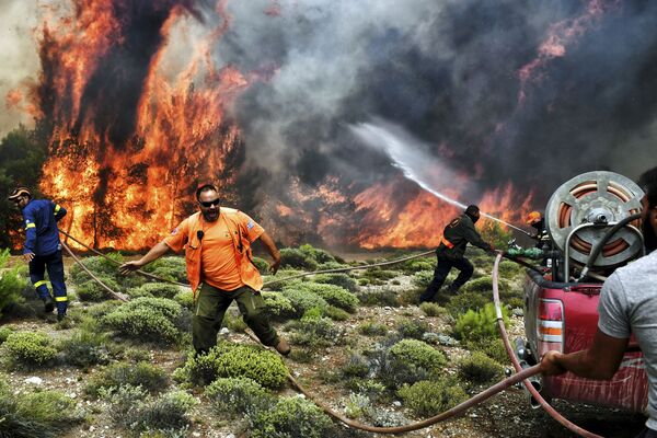 Bombeiros e voluntários tentando extinguir o fogo durante os incêndios florestais nos subúrbios de Atenas, Grécia - Sputnik Brasil