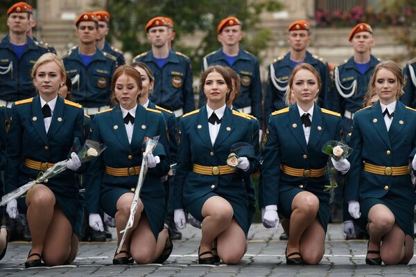 Estudantes de universidades da área de Defesa e Proteção Civil participando da cerimônia solene de graduação na Praça Vermelha, Moscou. - Sputnik Brasil