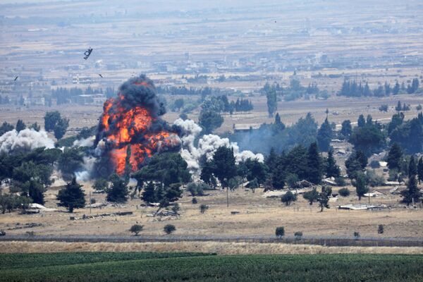 Explosão vista em Quneitra, na fronteira entre a Síria e Israel - Sputnik Brasil