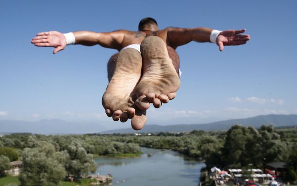 Vencedor da competição anual de saltos de ponte, Florid Gashi, pula da ponte Ura e Shenjte, na cidade de Gjakova, Kosovo. - Sputnik Brasil