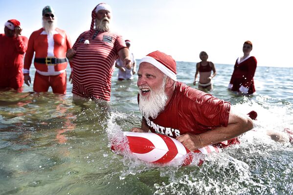 Pessoas vestidas de Papai Noel durante o Congresso Mundial de Papais Noéis, Dinamarca. - Sputnik Brasil