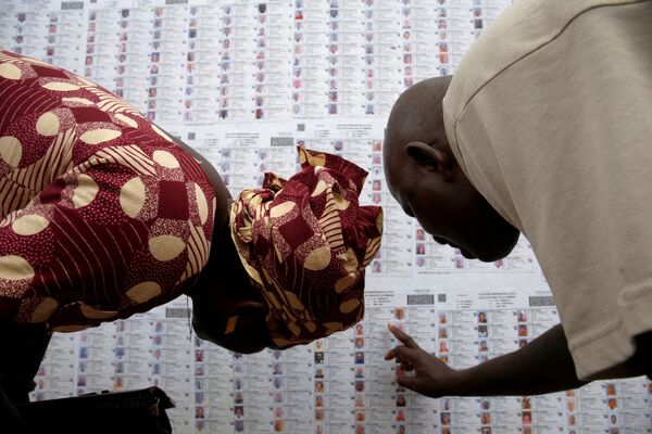 Pessoas procurando seus nomes nas listas eleitorais, em Bamako, Mali - Sputnik Brasil