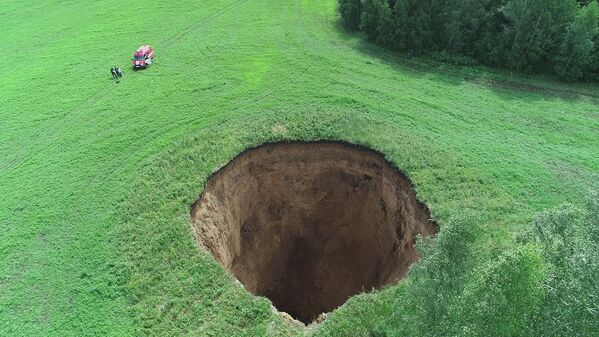 Fosso de 32 metros de diâmetro e 50 metros de profundidade em um campo na região de Nizhny Novgorod. - Sputnik Brasil