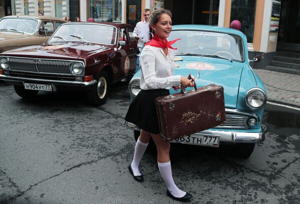 Menina perto de um carro antes do início da parada de carros antigos Gorkyclassic – 2018, Moscou - Sputnik Brasil