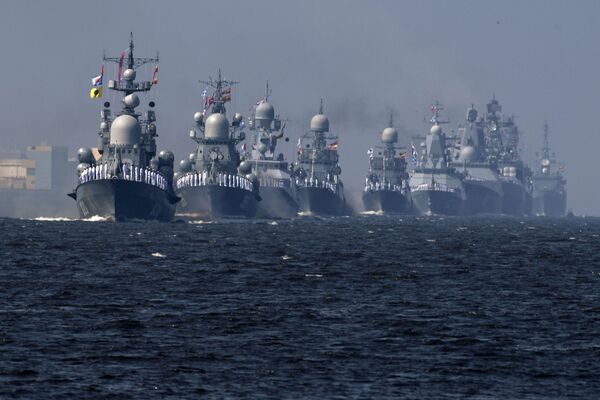 Navios da Marinha russa ensaiando a parada por ocasião do Dia da Marinha da Rússia. - Sputnik Brasil